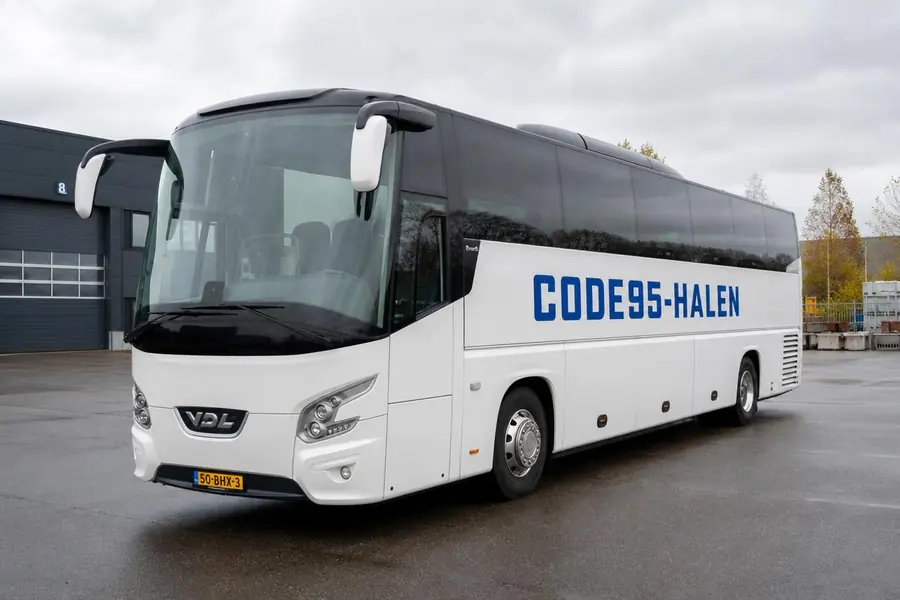 Touringcar met CODE95-HALEN op de zijkant